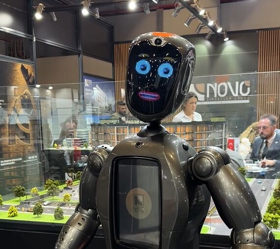 Gayrimenkulde ezber bozan hamle: Satış masasına insansı robot oturdu
