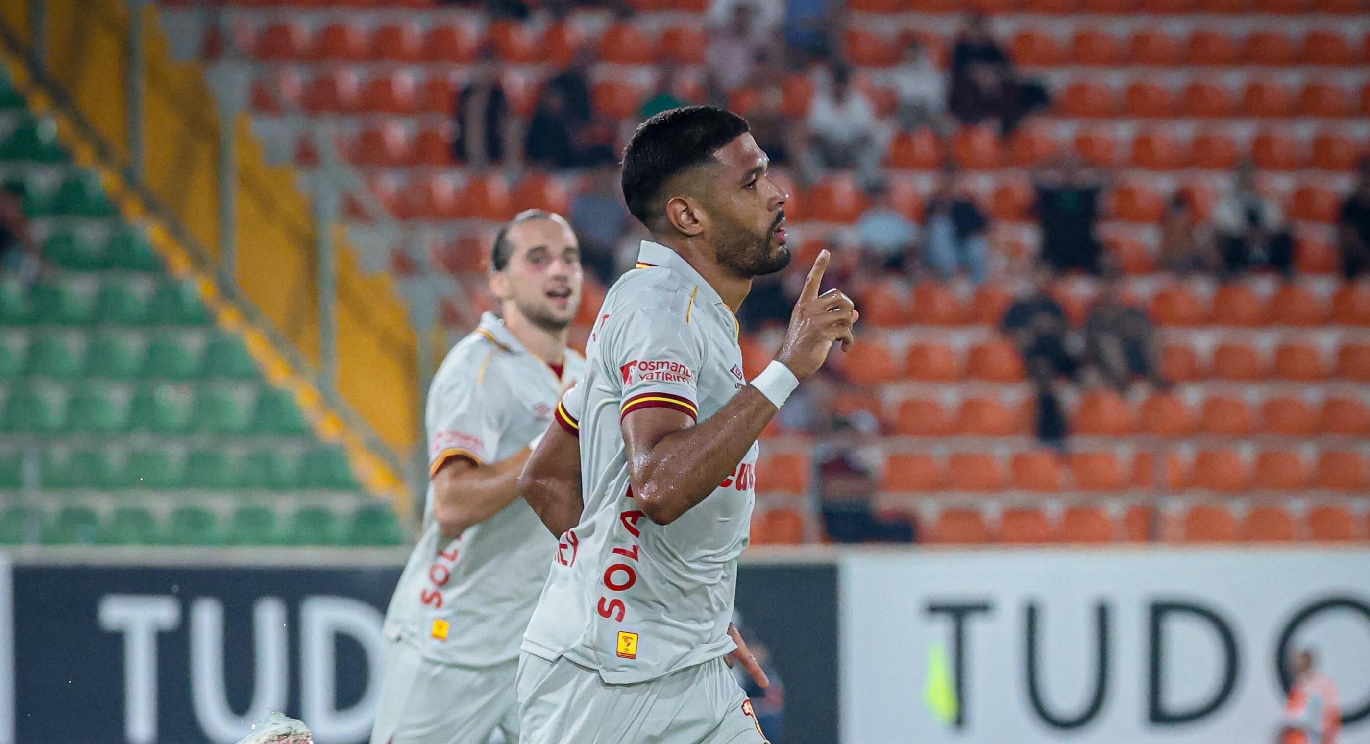 Göz-Göz şeytanın bacağını kırmak istiyor
