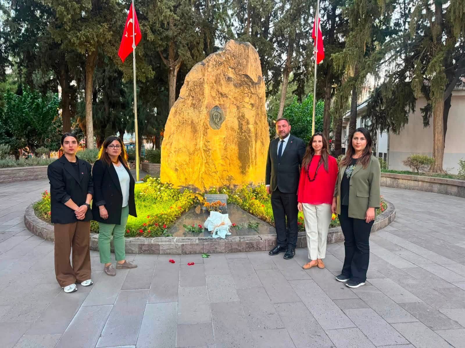CHP İzmir’den Zübeyde Hanım’a anlamlı ziyaret!