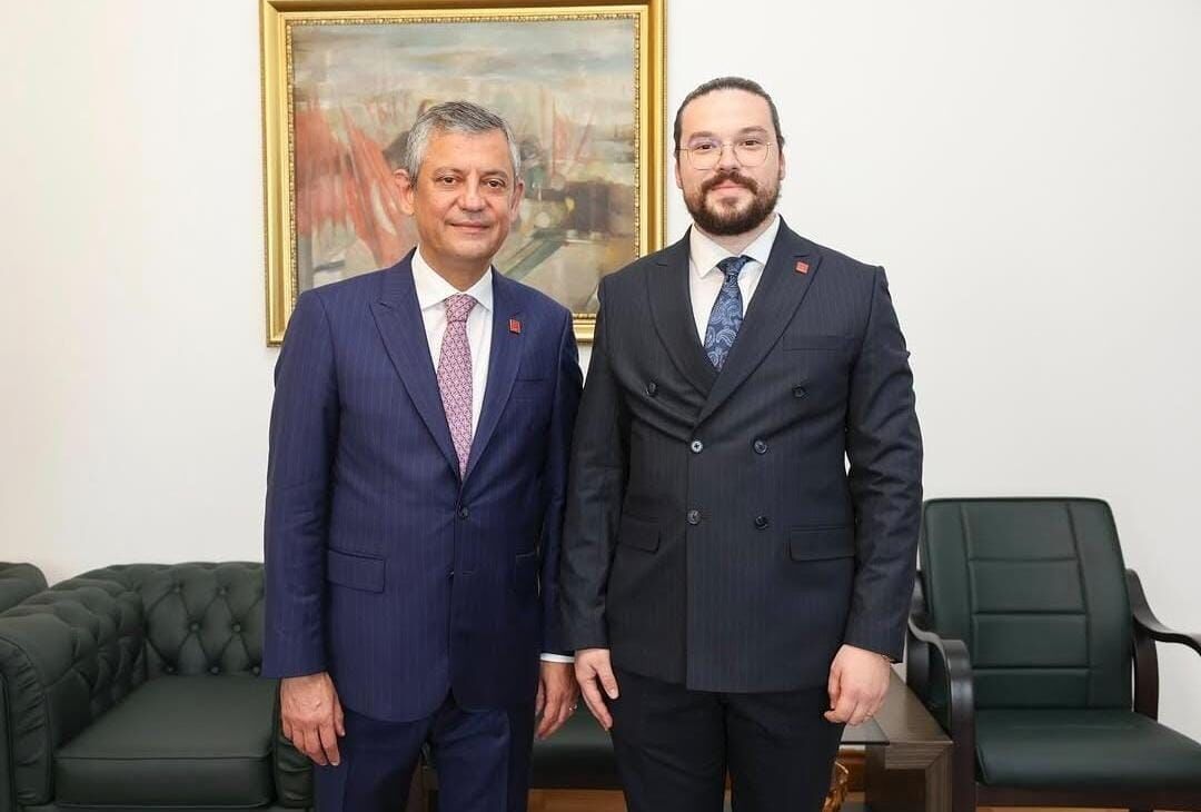 Yeni parti İzmir Gençlik Meclisi Sertan Uzunbayır Özgür özel