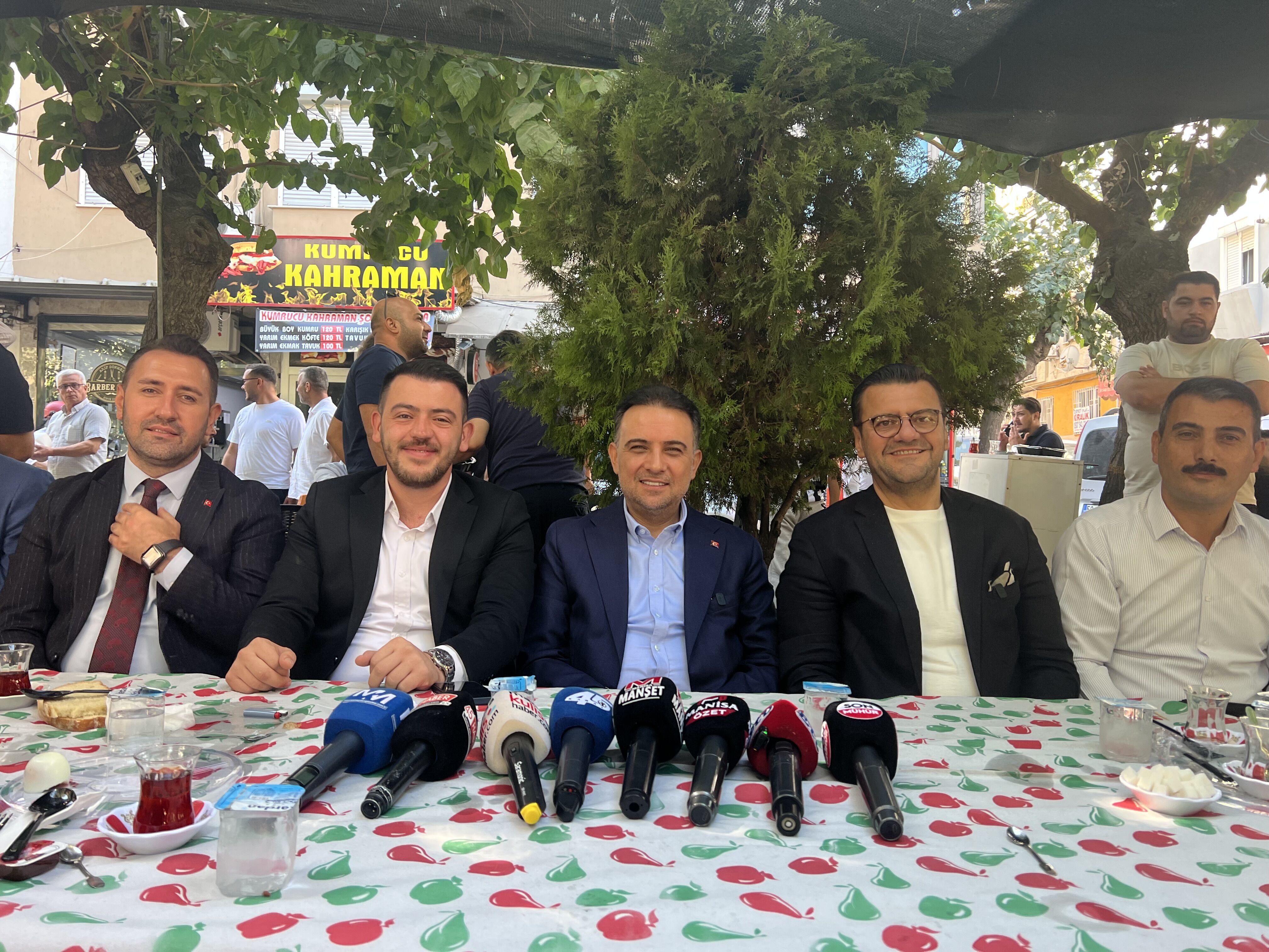 AK Partili vekiller Karaköy’de esnafla buluştu Gündem üzüm ve ekonomi