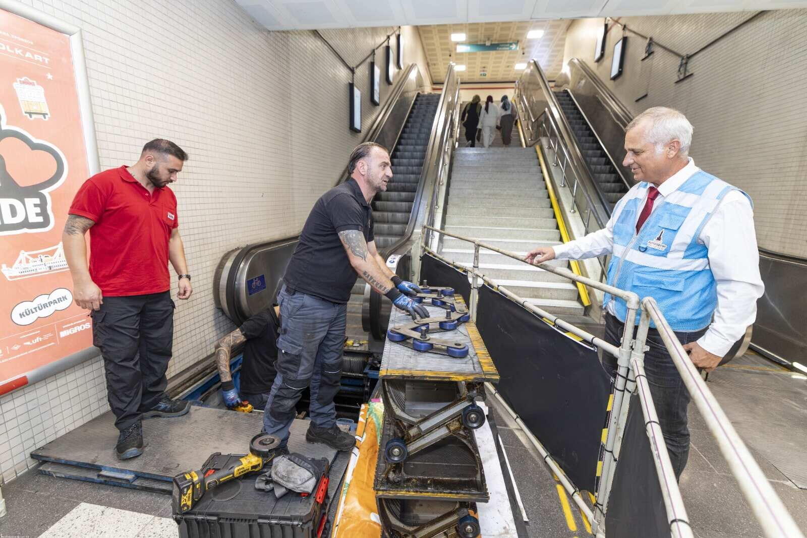 Iizmir Metro Yürüyen Merdiven As (1)