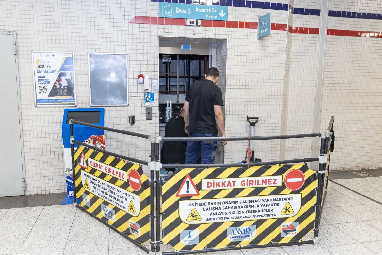 Iizmir Metro Yürüyen Merdiven As (2)