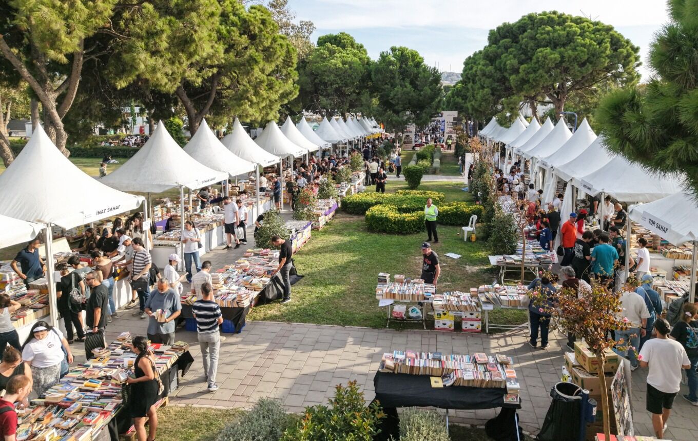 İZKİTAP Kültürpark'ta kapılarını açtı: İlk günden binlerce ziyaretçi akın etti