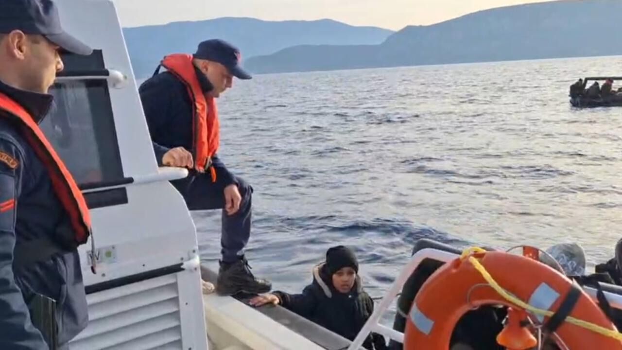 İzmir açıklarında 46 düzensiz göçmen yakalandı