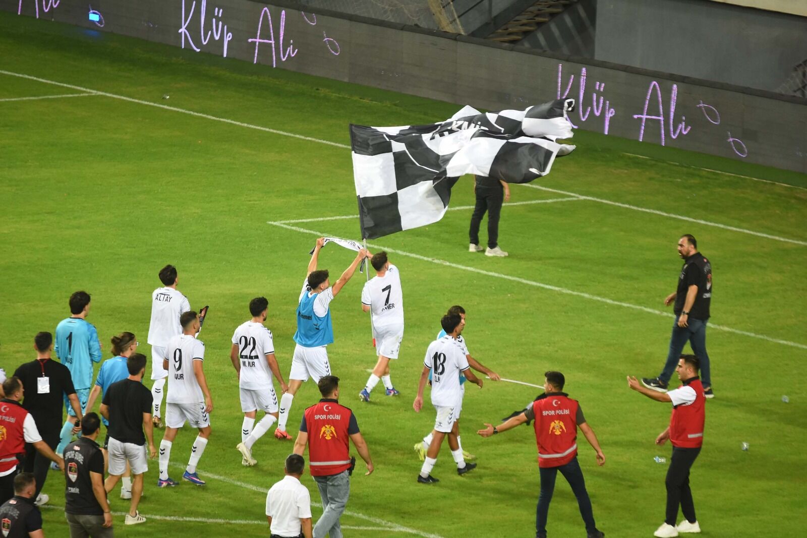 İzmir derbisinde bayrak krizine ağır fatura!