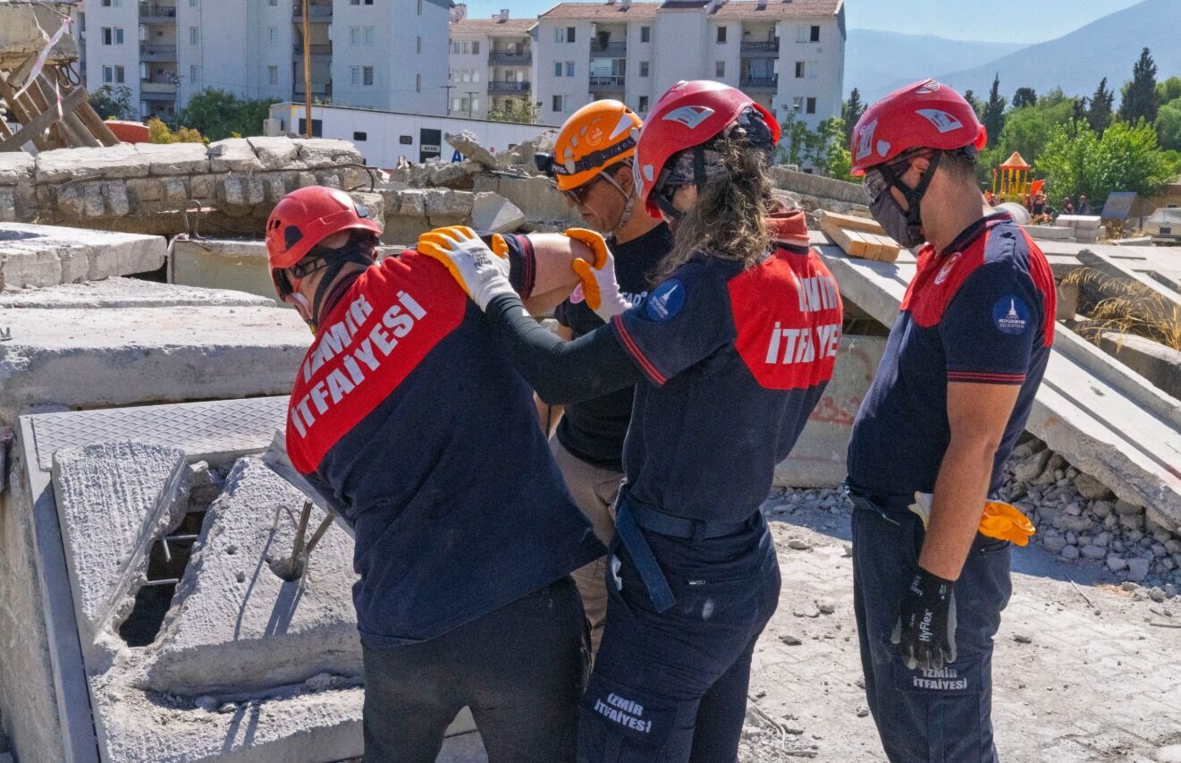 İzmir itfaiyesinin 72 saatlik sınavı: Ağır arama kurtarmada küresel standart