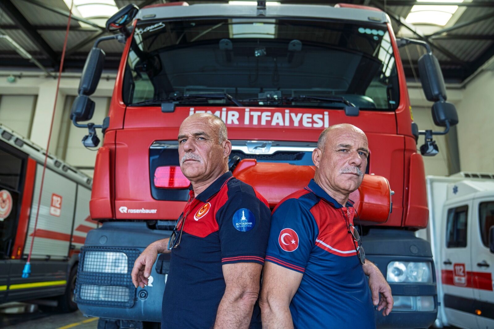 İzmir İtfaiyesi'nin ayırt edilemeyen ikizleri: Aynı gün itfaiyeci olup aynı gün evlendiler