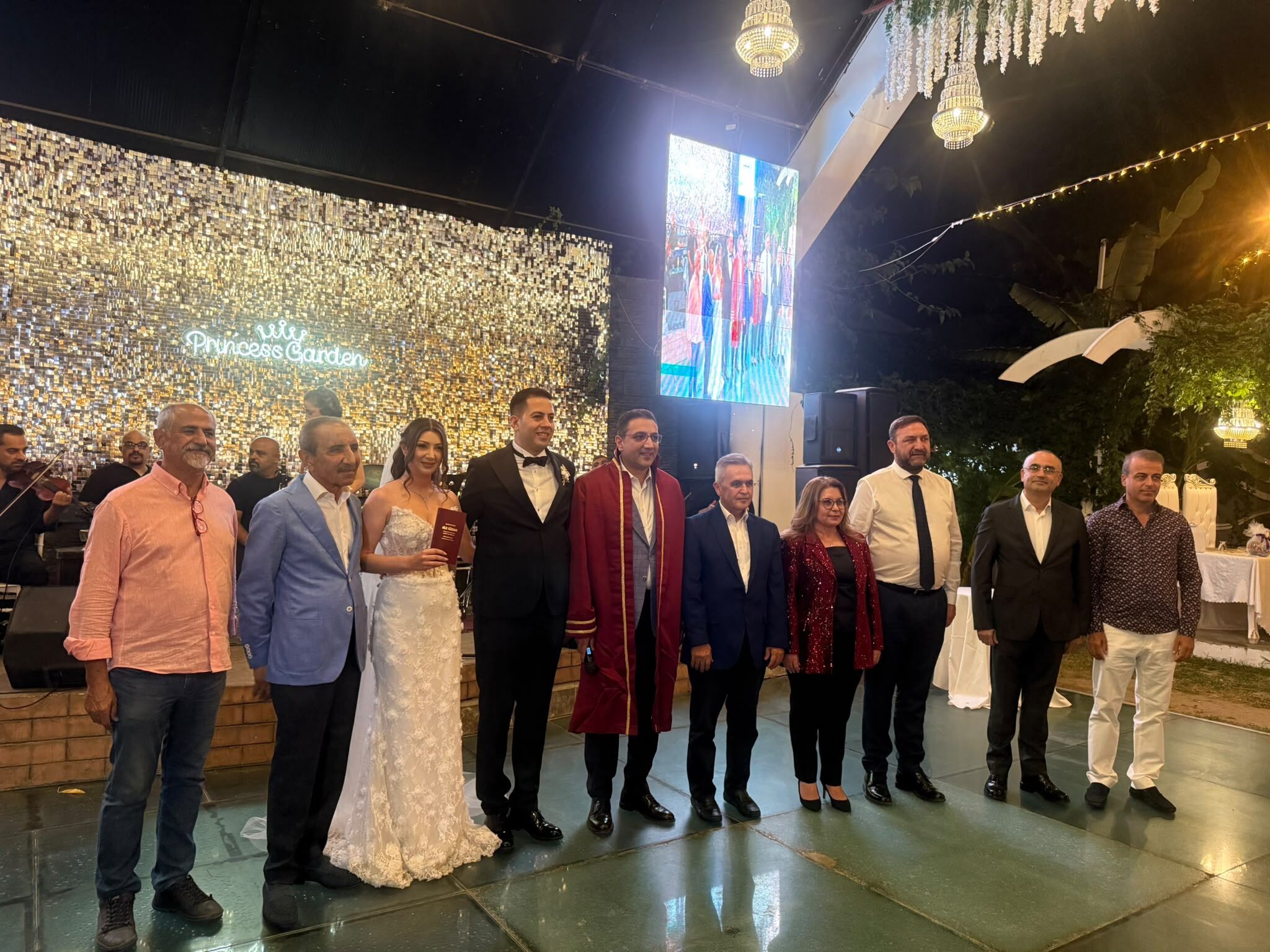İzmir siyasetini ve iki Belediyesi'ni buluşturan düğün: Güzide ve Ali Doğacan öz evlendi