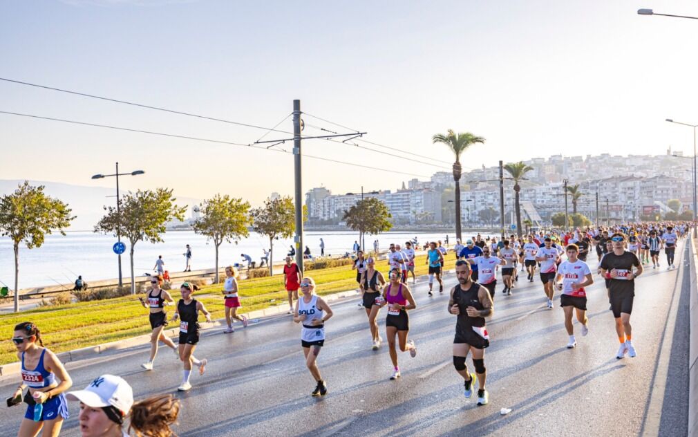 İzmir Yarı Maratonu tarihe geçti: Türkiye'nin en kalabalık ikinci koşusu oldu!