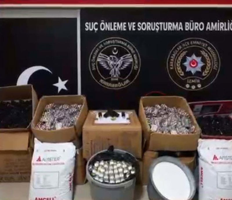 İzmir’de depoda uyuşturucu operasyonu: 253 bin 926 sentetik hap ele geçirildi