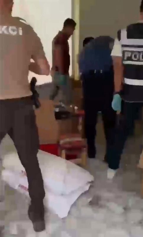 İzmir’de Depoda Uyuşturucu Operasyonu 253 Bin 926 Sentetik Hap Ele Geçirildi (2)