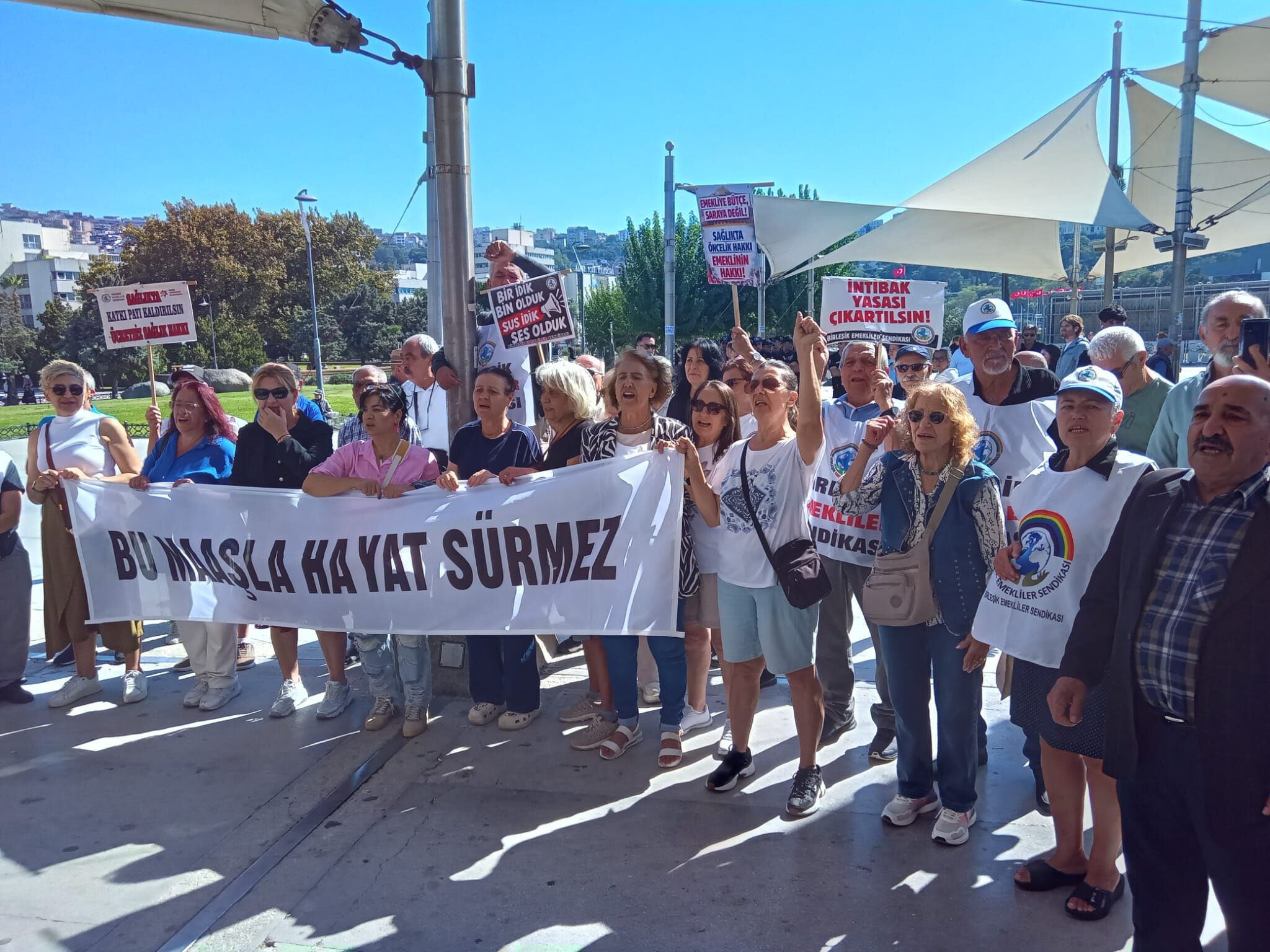 İzmir’de emeklilerden yüksek yargıya zam çağrısı: "Beklemeye tahammülümüz kalmadı"