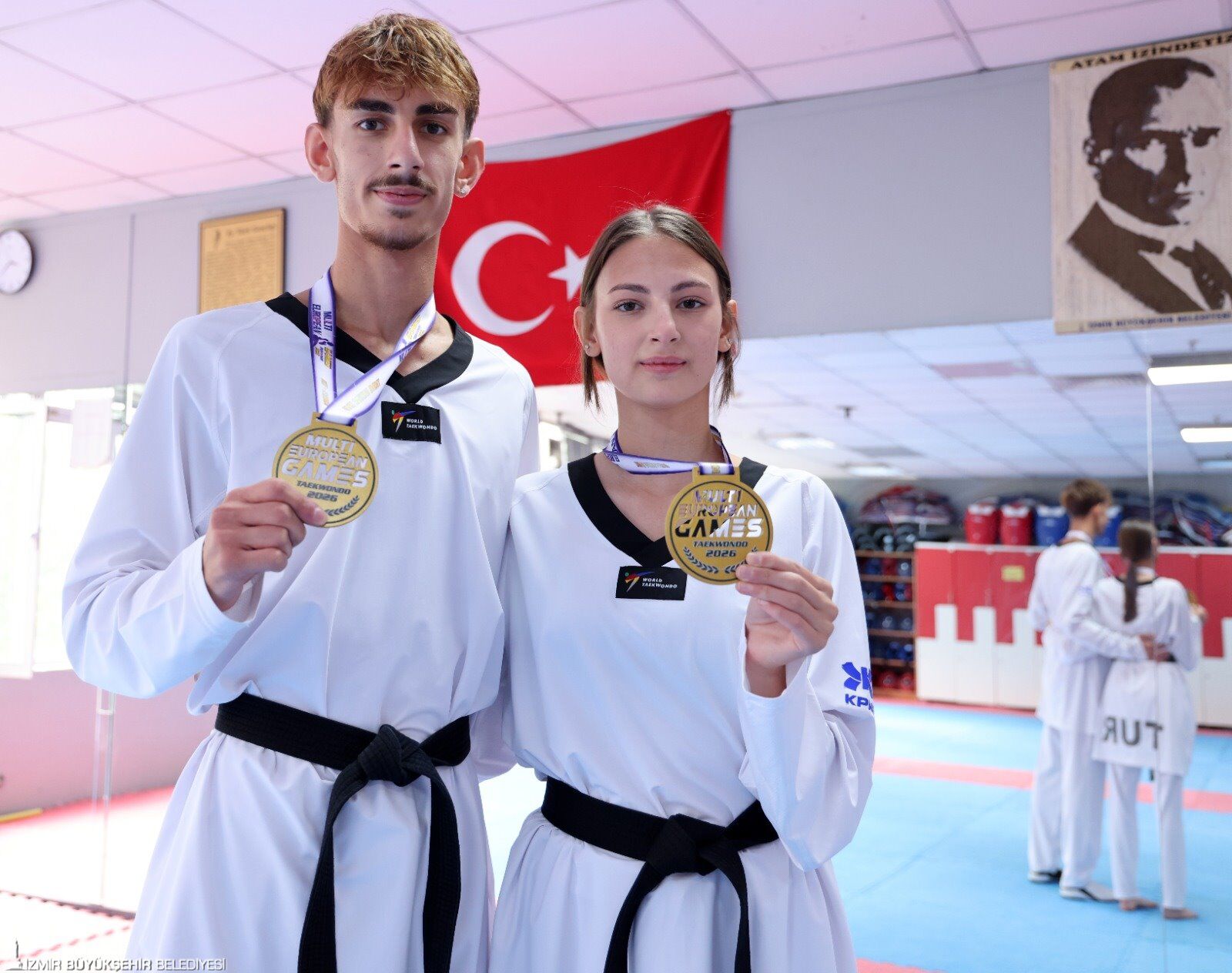 İzmir’in Gururu Oldular! Tekvandocu Kardeşler Sırbistan’dan Altınla Dönd