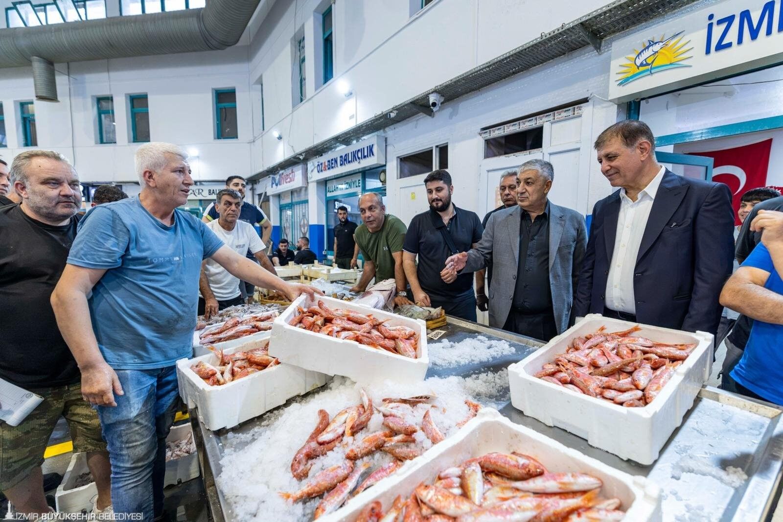 İzmirli Balıkçılar Denize Açıldı Başkan Tugay Ilk Mezatta Tezgahın Başına Geçti!