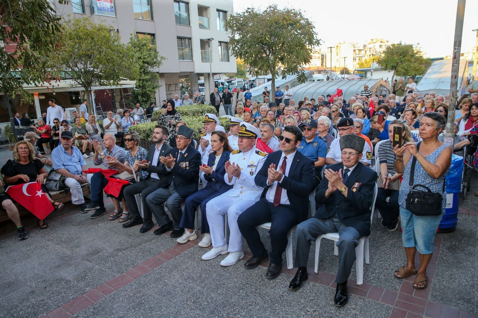 Akordeon sesine karışan karşlar