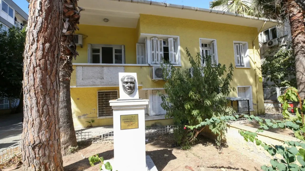 Karşıyaka'da tarihi sağlık binasında restorasyon başladı: Opr. Dr. Bülent Zeren Sağlık Merkezi aslına uygun yenilenecek