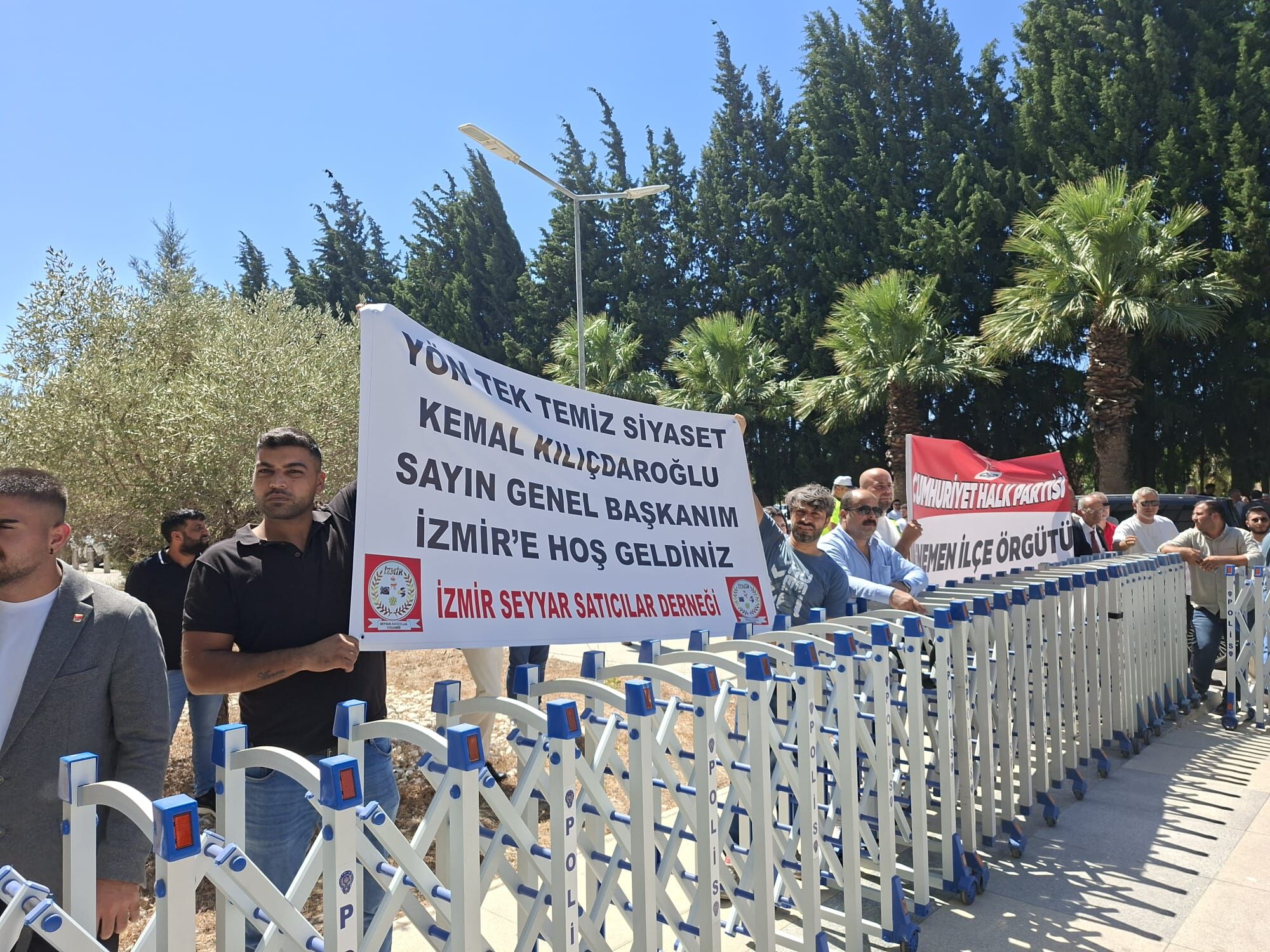 Partililer, Kılıçdaroğlu’nu havalimanında karşıladı