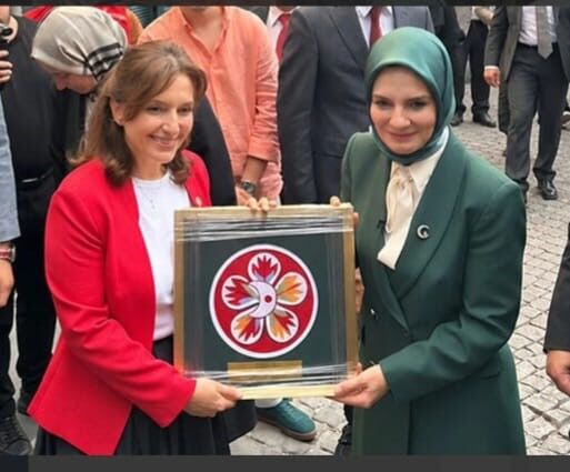 Buldan bezine nakşedilen tarihi amblem Bakan Göktaş’a sunuldu