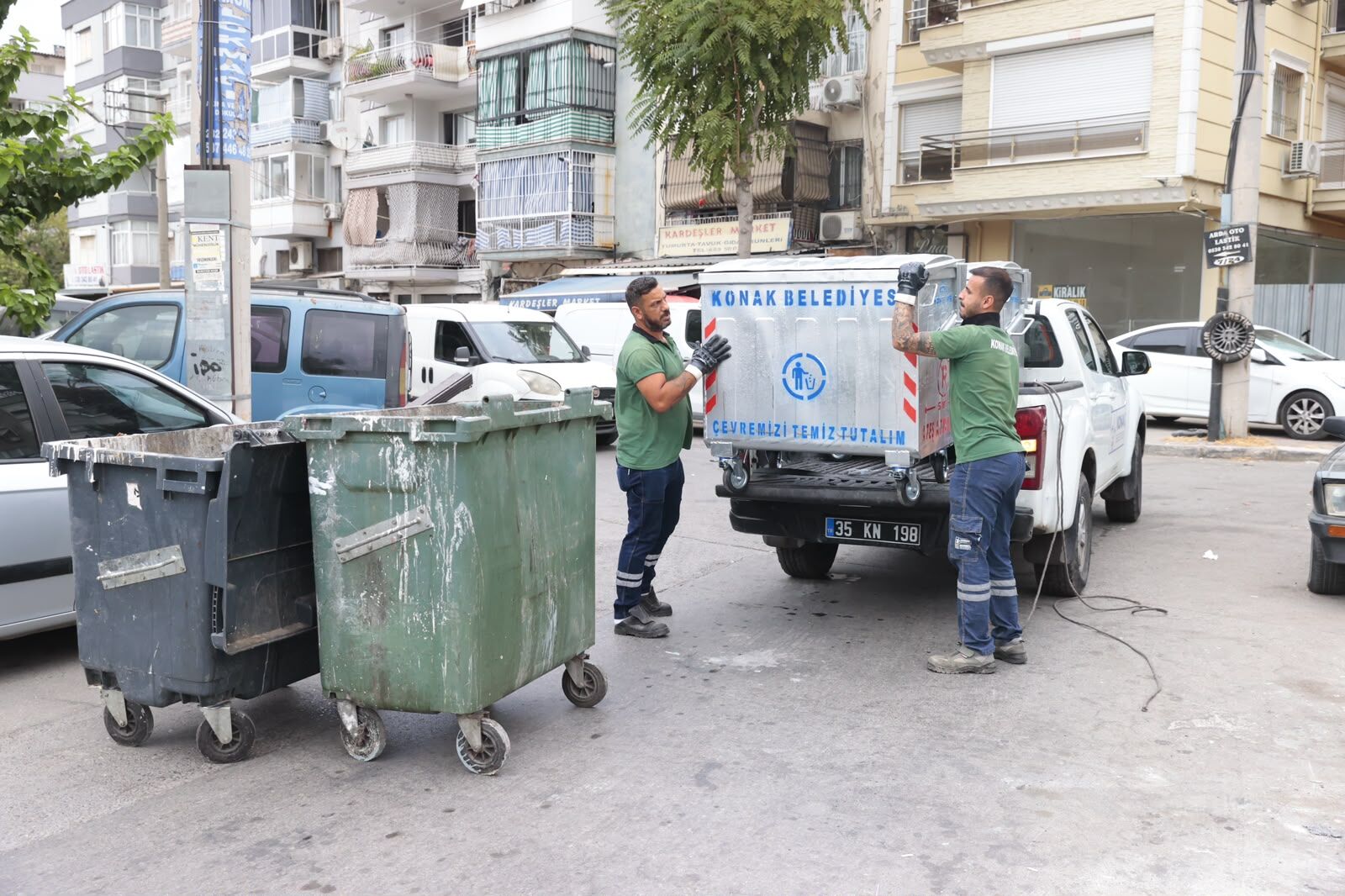 Konak’te temizlik seferberliği! Eski konteynerler değişiyor