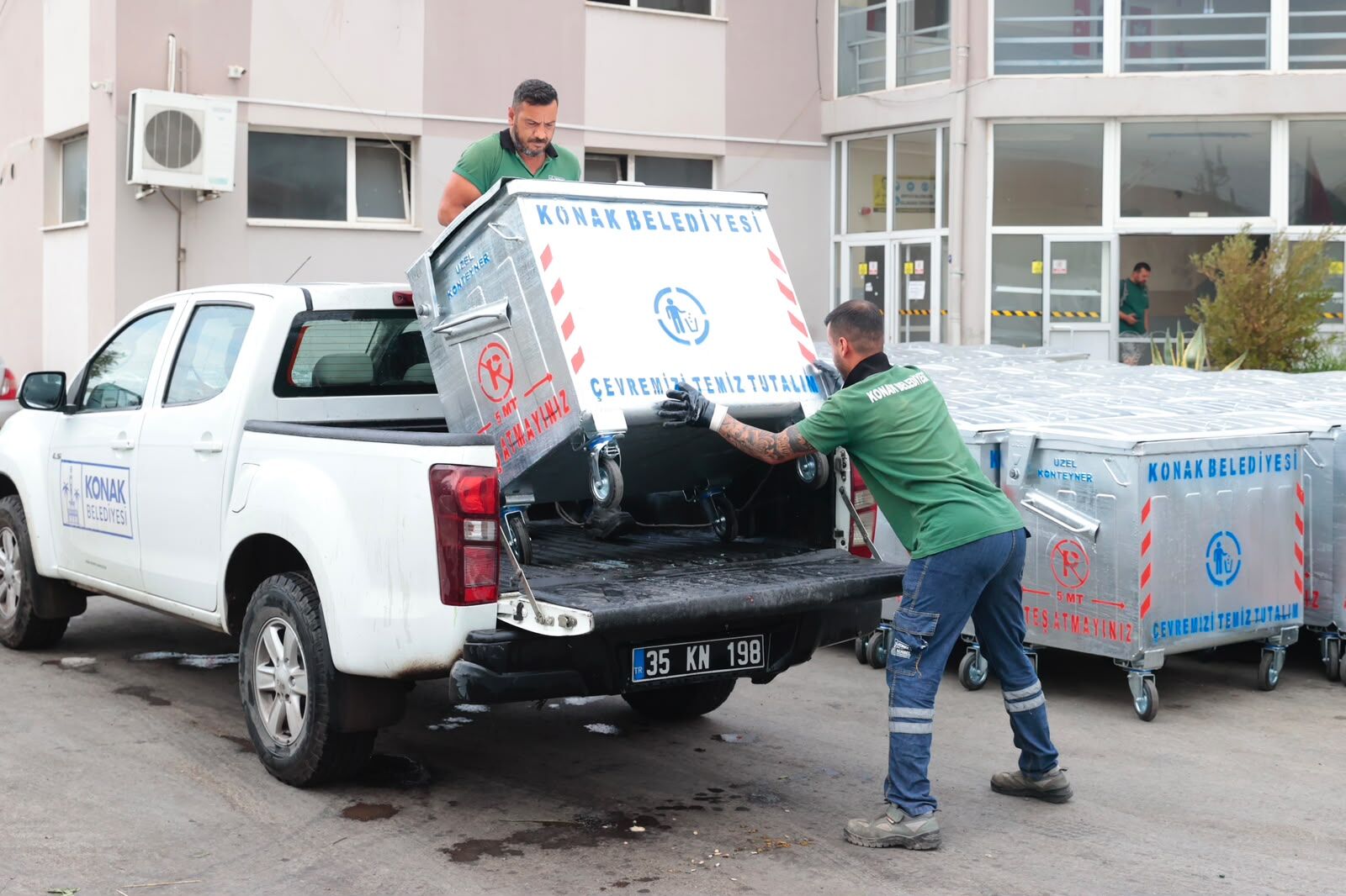 Konak’ta Konteynerler Yenilenmeye Devam Ediyor (14)