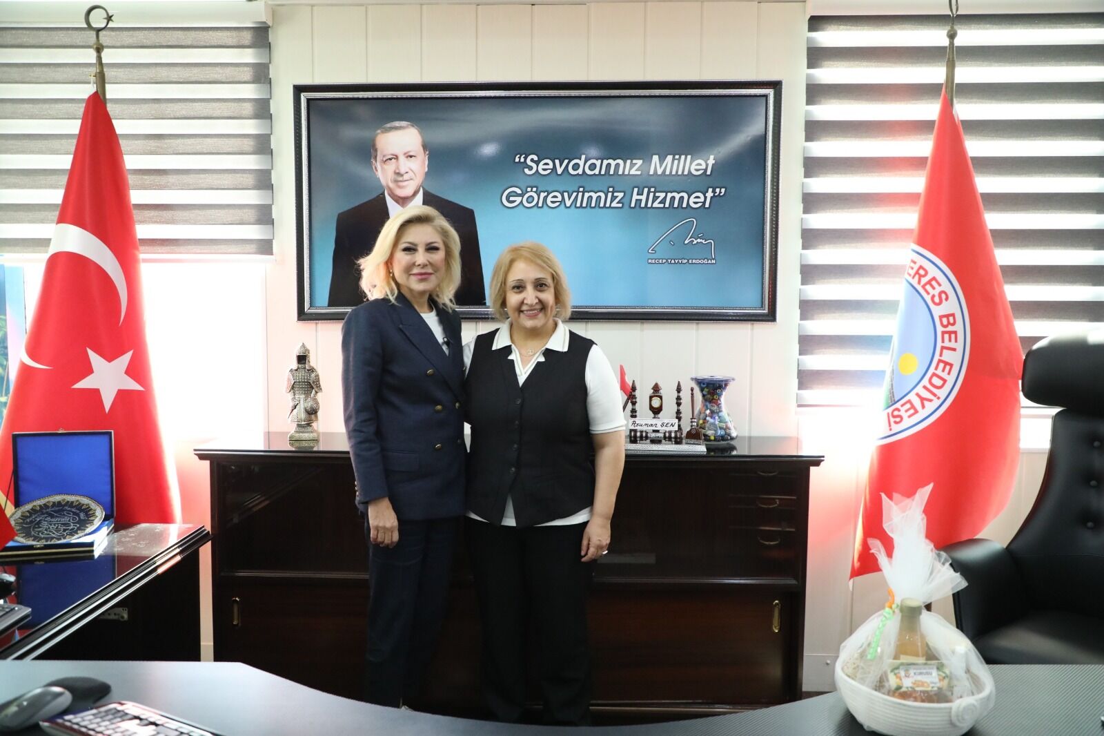 Menderes'te YENİ Parti'li Meclis Üyesi AK Parti'ye geçti! Rozetini Vekil Bursalı taktı