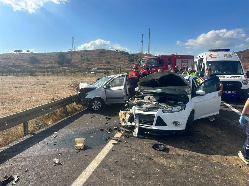 Ödemiş’te iki otomobil çarpıştı: 1’i çocuk 6 kişi yaralandı