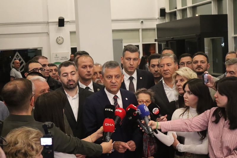 Özgür Özel’den iktidara çağrı: “Ya sandığı getirsinler, ya da emeklileri bu sefaletten kurtarsınlar”