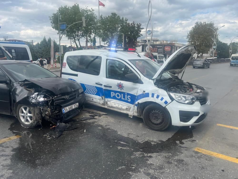 Polis aracı ve otomobil çarpıştı! Yaralılar var