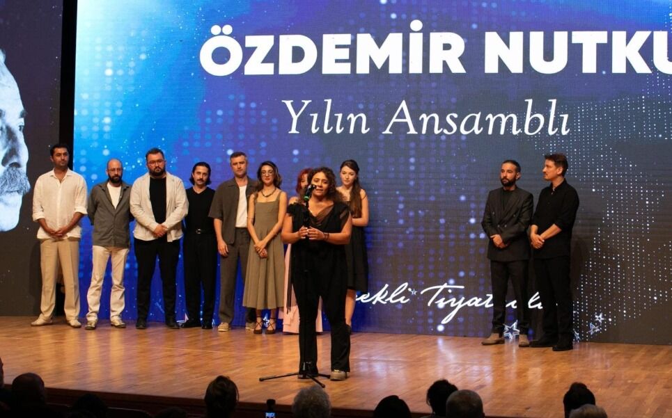 Sahnede fırtına estirdi: İzmir Tiyatrosuna ödül yağmuru