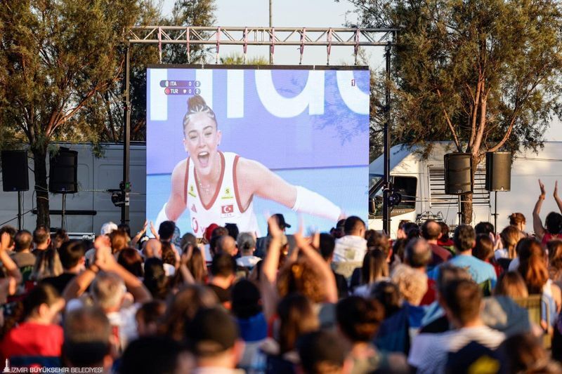 Şampiyonluk İzmir’de Dev Ekranlarda Kutlandı (2)