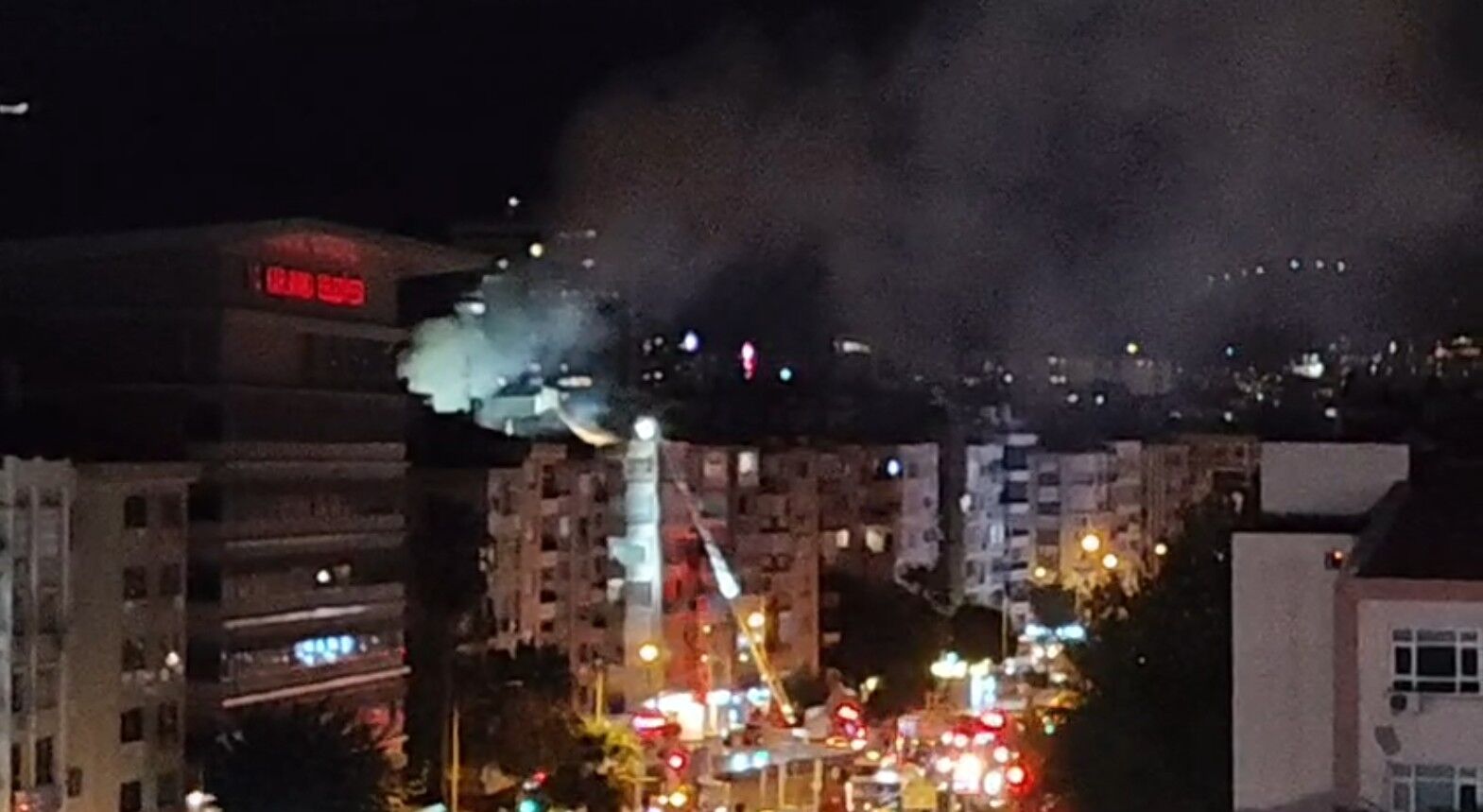 SON DAKİKA!! Karşıyaka Belediyesi yakınında bir binadan dumanlar yükseldi