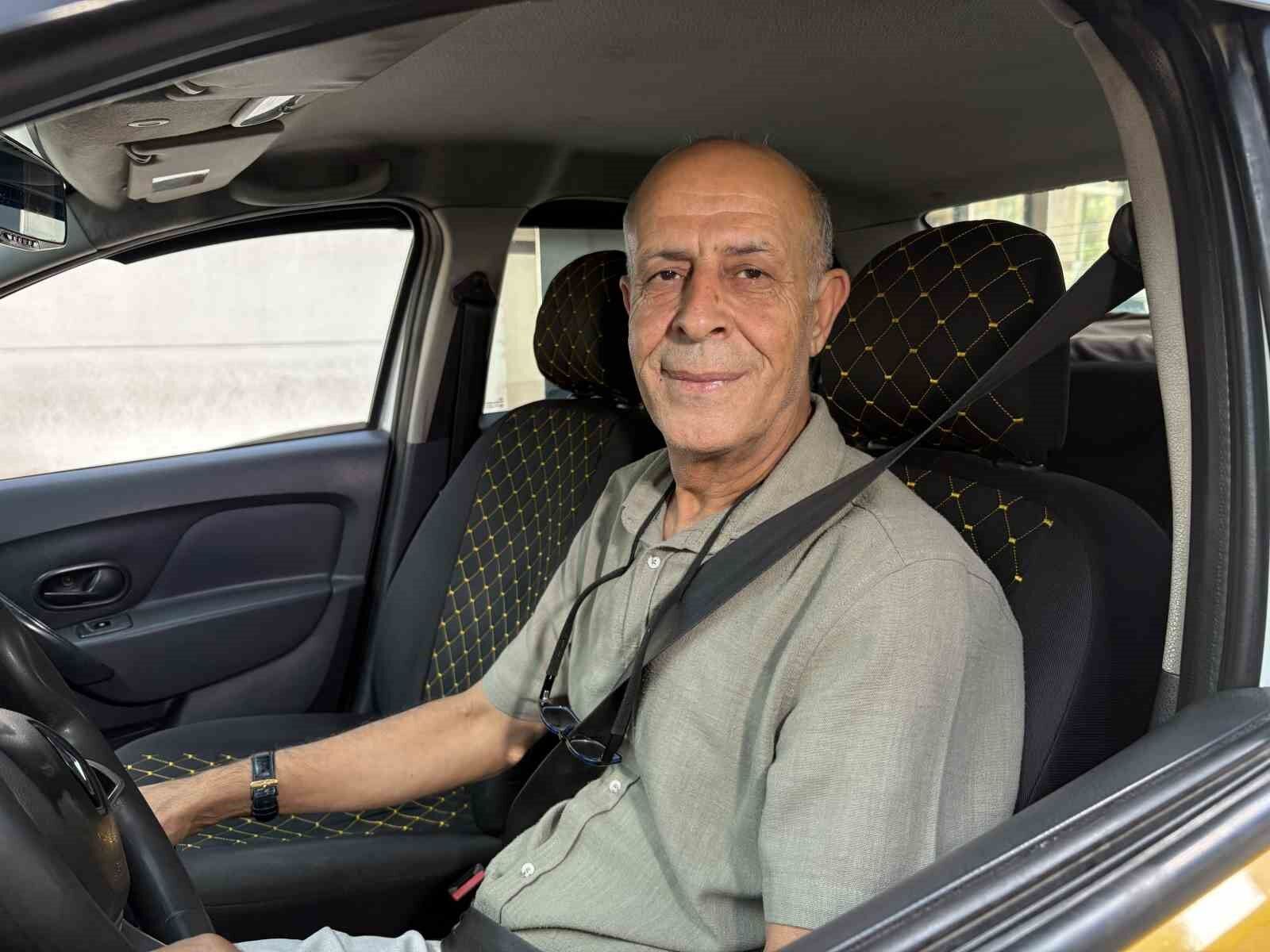 İzmir'de taksiciden örnek davranış: Kalp krizi geçiren yolcusunu polis eşliğinde hastaneye yetiştirdi