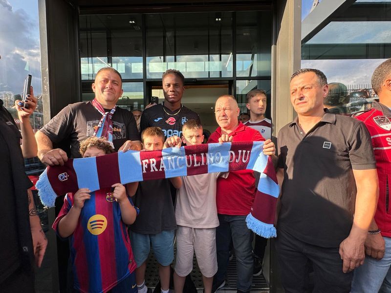 Trabzonspor’un Yeni Forveti Kente Indi (1)