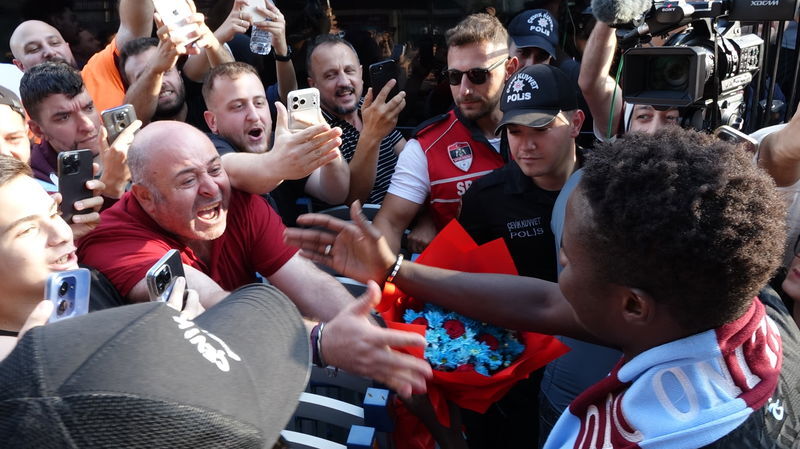 Trabzonspor’un Yeni Forveti Kente Indi (3)