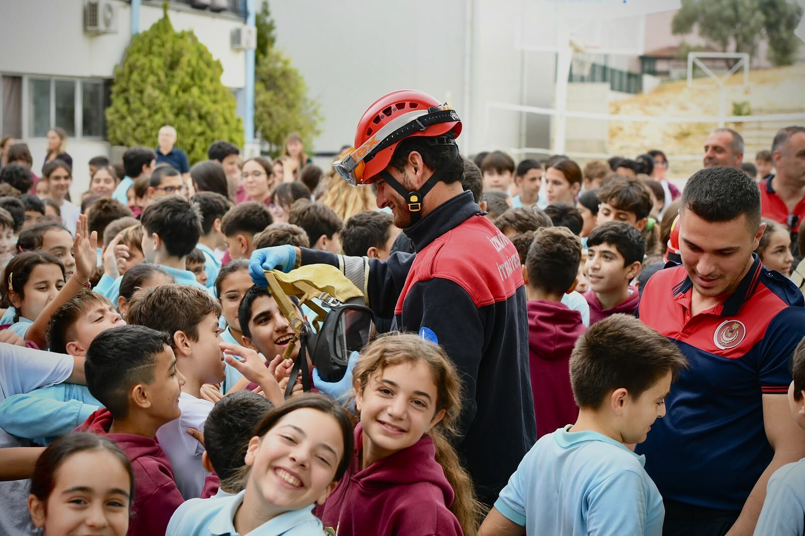 Urla'da itfaiyeden gerçeğini aratmayan yangın ve kurtarma tatbikatı!