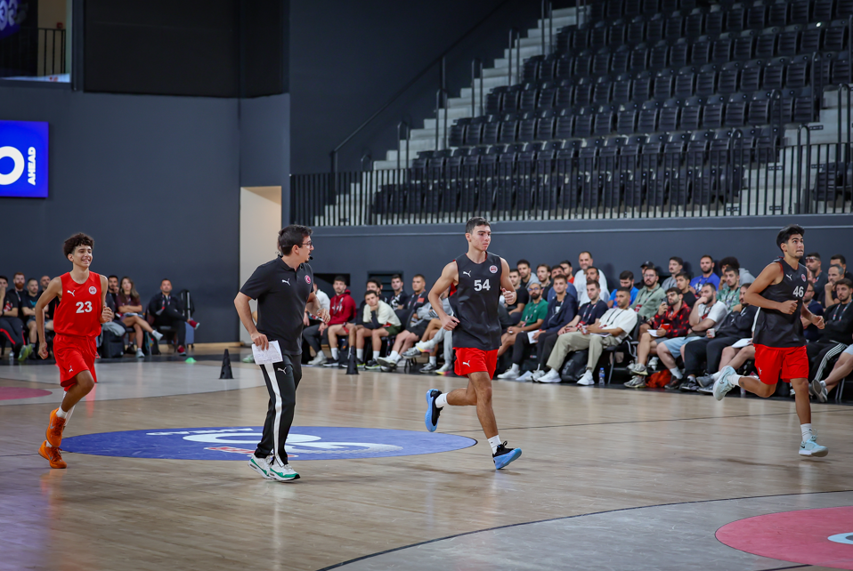 İzmirli Barış Yeleğen, basketbol antrenörlerine eğitim verdi