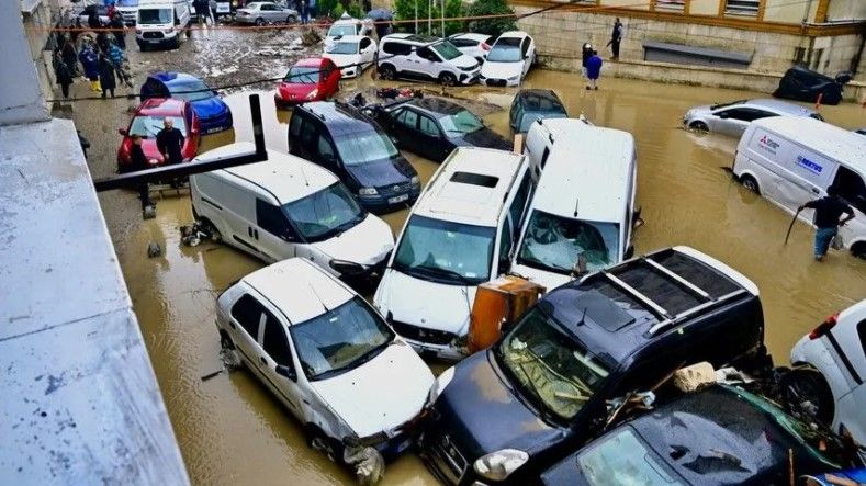 İstanbul'da binlerce araç kullanılamaz hale geldi