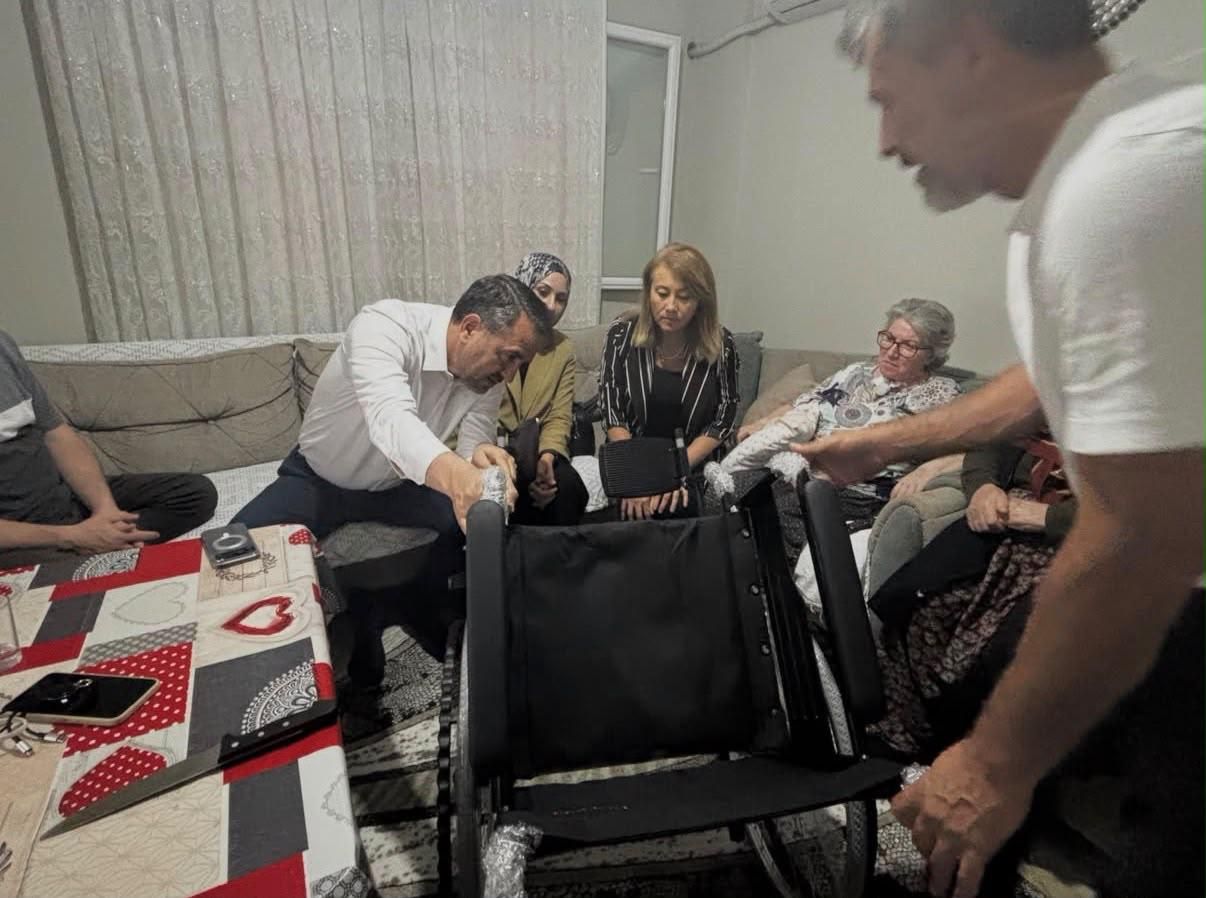 Ak Parti Bayraklı’dan 34 Aileye Tekerlekli Sandalye Desteği (1)-1