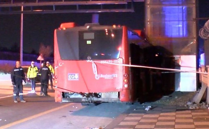 Ankara’da EGO otobüsü üst geçide çarptı: 24 kişi yaralandı