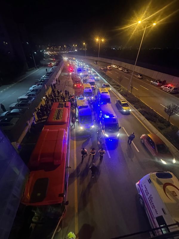 Ankara’da Ego Otobüsü Üst Geçide Çarptı 24 Kişi Yaralandı (3)