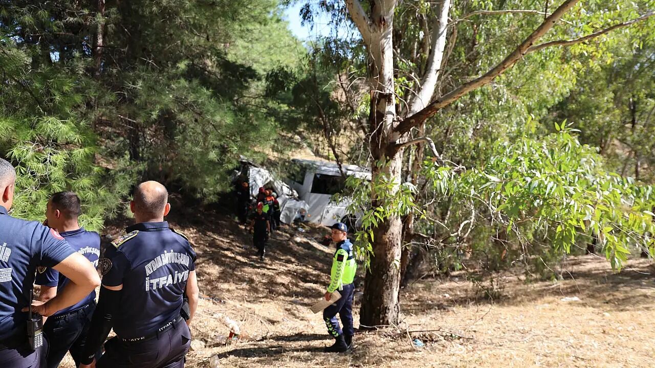 Aydın İzmir Otobanında Turist Otobüsü Kaza Yaptı 2 Ölü, 9 Yaralı (2)
