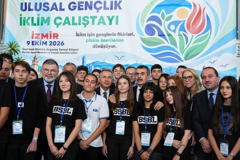 Bakan Tekin İzmir’de Gençlerle Buluştu Çocuklarımıza Yaşanılabilir Bir Çevre Bırakmalıyız (3)