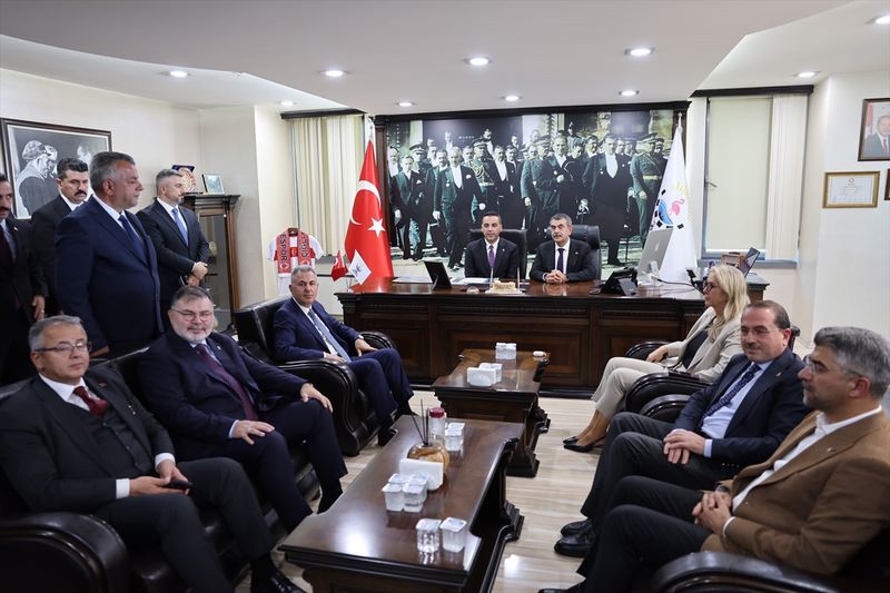 Bakan Tekin İzmir’de Gençlerle Buluştu Çocuklarımıza Yaşanılabilir Bir Çevre Bırakmalıyız (4)