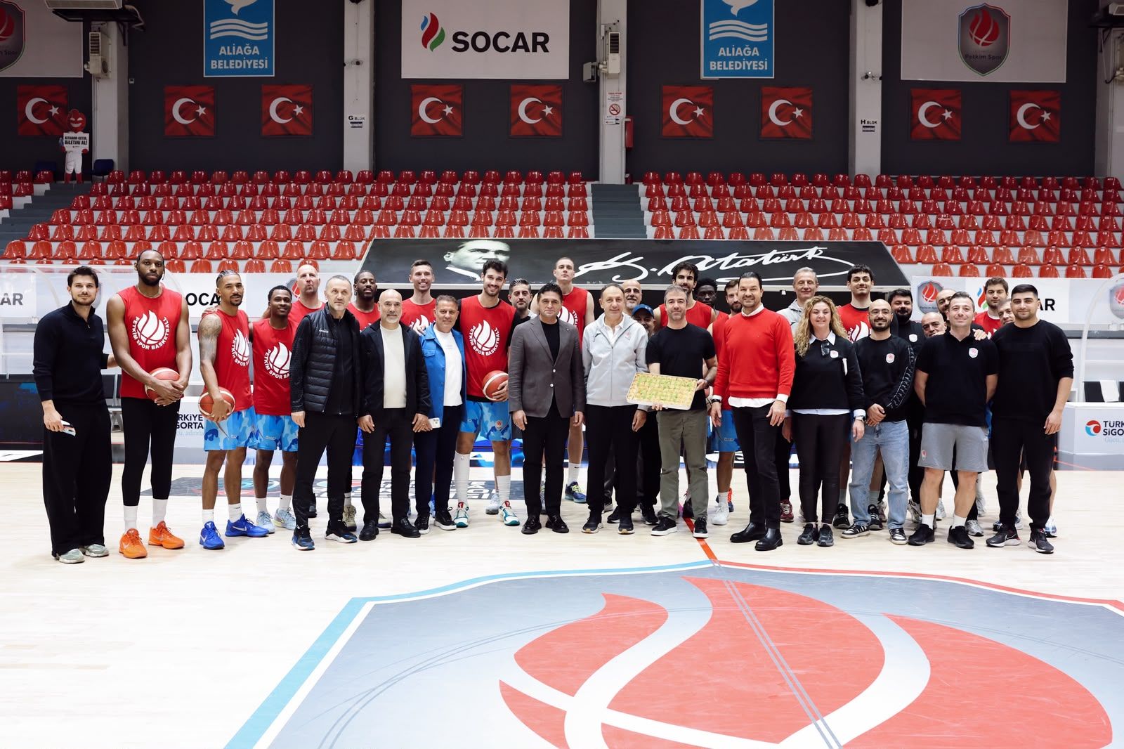 Başkan Acar'dan Maç Öncesi Moral Ziyareti Aliağa Petkim Spor'a Destek (4)