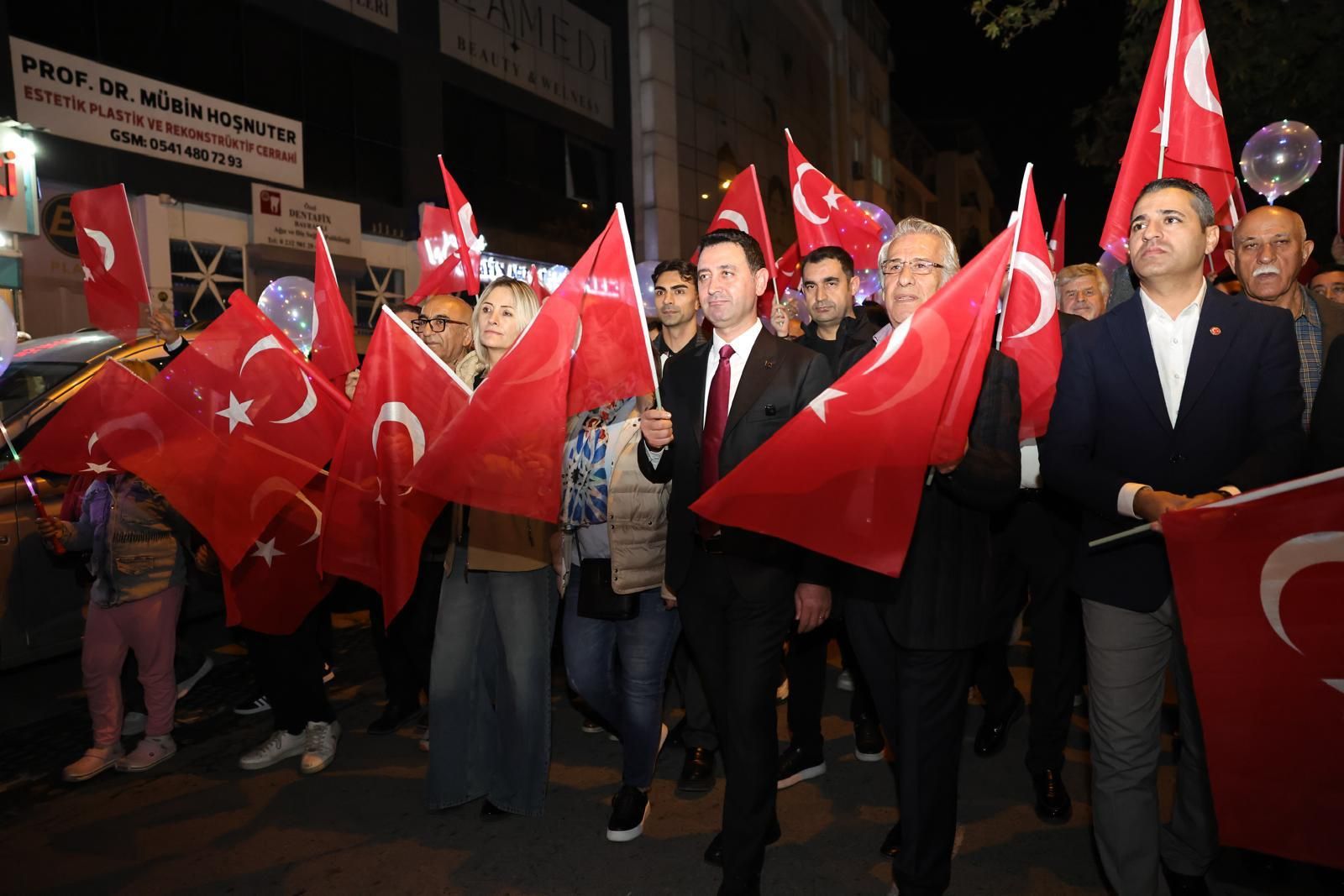 Bayraklı Kırmızı Beyaza Büründü Candan Erçetin Şarkılarını Binlerce İzmirli Ile Söyledi (1)