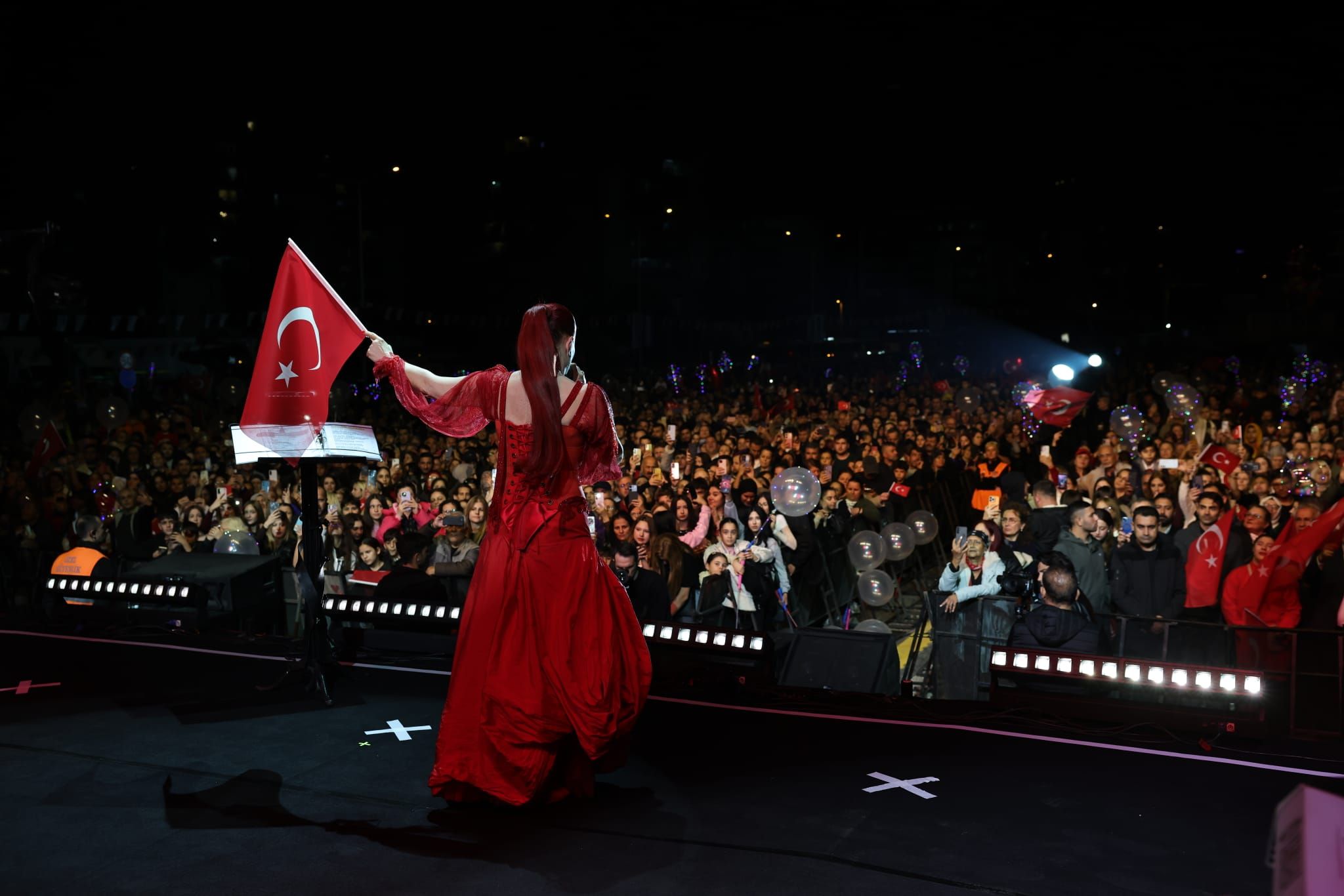 Bayraklı Kırmızı Beyaza Büründü Candan Erçetin Şarkılarını Binlerce İzmirli Ile Söyledi (5)