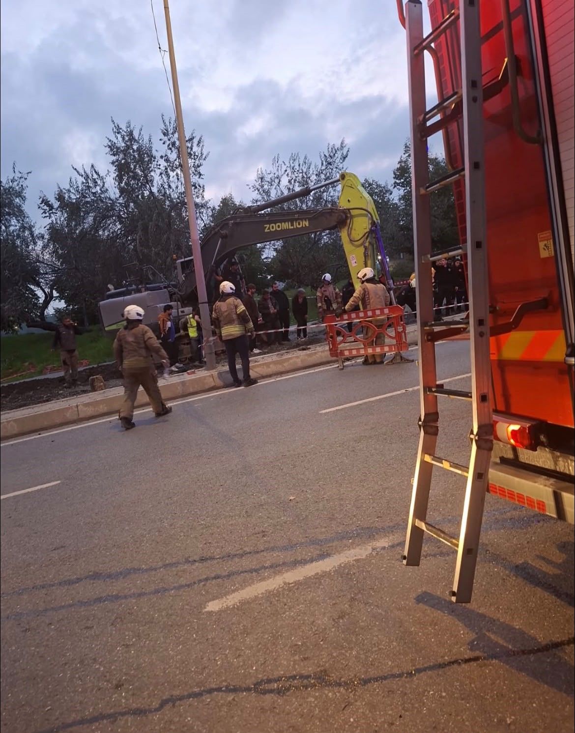 Bayrampaşa'da Yol Çöktü! Göçük Altında Kalanlar Var-1