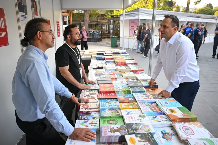 Bornova’da 10 günlük kültür şöleni sona erdi: Homeros Kitap Günleri’ne rekor katılım!