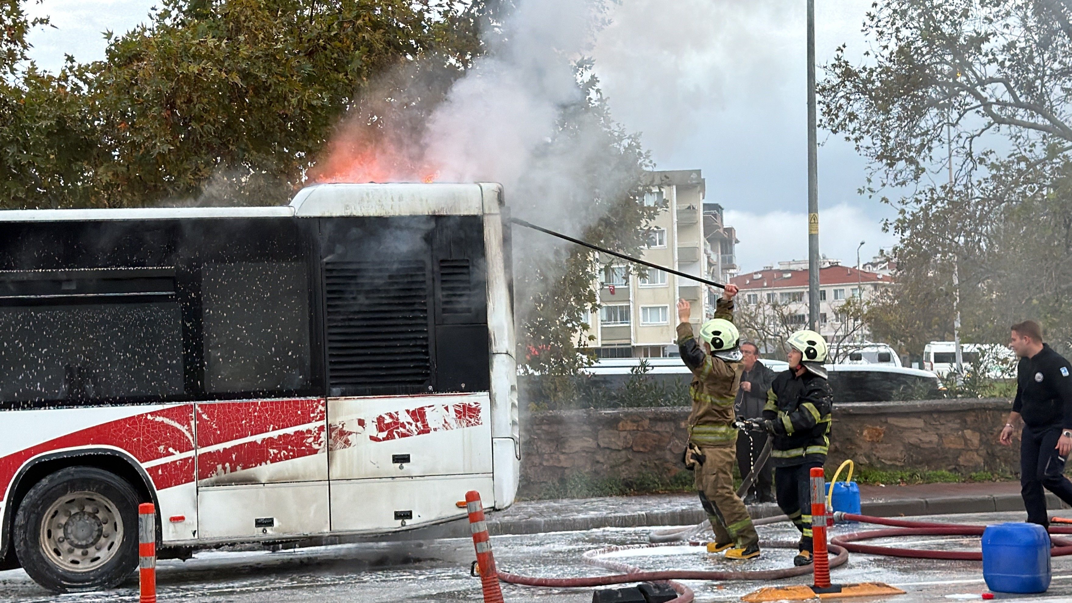 Çanakkale’de Caddede Korku Dolu Anlar! Özel Halk Otobüsü Alev Aldı (2)
